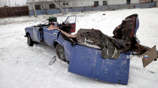 Illustration for article titled See the amazing result of a collision between a Russian car and a tractor